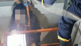 Giải cứu thành công cô gái mắc kẹt trong thang máy bị rơi