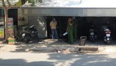 Công an khám nghiệm hiện trường. Ảnh: CHÍ THẠCH