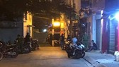 Công an phong toả khám nghiệm hiện trường. Ảnh: CHÍ THẠCH