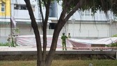 Công an phong toả khám nghiệm hiện trường. Ảnh: CHÍ THẠCH
