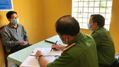 Công an lấy lời khai các đối tượng