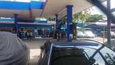 Công an phong toả khám xét cửa hàng xăng dầu ở quận Gò Vấp. Ảnh: CHÍ THẠCH