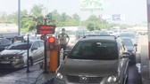 Dù ùn ứ kéo dài nhưng trạm thu phí vẫn không chịu xả trạm