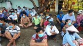 Hàng trăm con bạc tại hiện trường. Ảnh: C.T