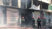 Lực lượng chữa cháy ở hiện trường. Ảnh: C.T