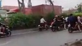 Hình ảnh hàng trăm “quái xế” lại chặn quốc lộ 22, huyện Hóc Môn để đua xe
