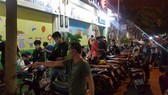 Nhiều quán cà phê, quán ăn vẫn còn tình trạng tụ tập đông người không đeo khẩu trang. Ảnh: CHÍ THẠCH