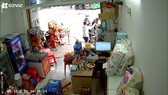Bắt 2 “bợm nhậu” chuyên giả vờ mua rồi cướp bia của các cửa hàng ở TP Thủ Đức