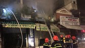 Lực lượng chữa cháy ở căn nhà kết hợp kinh doanh, sản xuất ở quận 3. Ảnh: CHÍ THẠCH