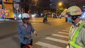 Anh N.T.D. không đeo khẩu trang bị lực lượng chặn lại kiểm tra xử phạt. Ảnh: CHÍ THẠCH