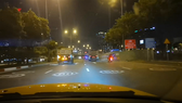 Hình ghi lại cảnh xe ben lưu thông tốc độ cao, gây náo loạn trên đường Võ Văn Kiệt vào đêm ngày 21-6