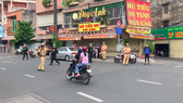 Công an quận Tân Bình làm việc với 1 trường hợp tham gia lưu thông trên địa bàn. Ảnh: CHÍ THẠCH