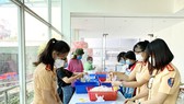 Những chiến sĩ nữ CSGT tham gia chuẩn bị những suất cơm