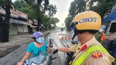 CSGT dùng phần mềm dành riêng cho cán bộ quét kiểm tra mã QR của người dân khai báo sáng 29-8. Ảnh: CHÍ THẠCH