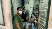 Đại uý Thắng đến thăm hỏi, tặng quà gia đình chị Nhung