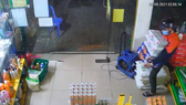 Hình ảnh cắt từ camera an ninh ghi nhận vụ việc