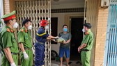 Cảnh sát PCCC trao quà cho người dân, trẻ em có hoàn cảnh khó khăn