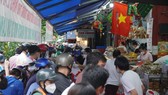 Người dân tập trung đông chờ mua bánh Trung thu ở cừa hàng Như Lan. Ảnh: C.T