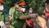 Công an TPHCM trao quà cho người dân ở khu phong tỏa quận Bình Thạnh. Ảnh: C.T