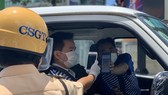 Công an quận 3 kiểm tra người và phương tiện lưu thông qua địa bàn. Ảnh: CHÍ THẠCH
