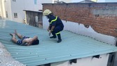 Cứu thanh niên dương tính ma tuý nhảy từ tầng 4 mắc kẹt trên mái tôn