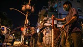 Lực lượng tháo gỡ rào chắn bằng khung sắt, dây kẽm thép gai ở giao lộ đườngTrần Minh Quyền – Điện Biên Phủ, phường 11, quận 10, TPHCM tối 29-9. Ảnh: DŨNG PHƯƠNG