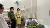 Đại tá Nguyễn Sỹ Quang, Phó Giám đốc Công an TPHCM thăm, động viên Cảnh sát khu vực bị kẻ ngáo đá đâm trọng thương. Ảnh: CA