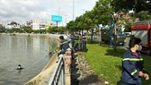 Lực lượng chức năng tìm kiếm thi thể nạn nhân