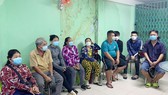 Các đối tượng tại cơ quan công an. Ảnh: CHÍ THẠCH