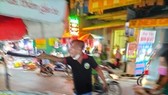 Người đàn ông dùng hung khí đuổi chém người phụ nữ ở quận 12