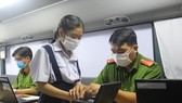 Công an TPHCM làm căn cước công dân cho người dân trên địa bàn. Ảnh: CHÍ THẠCH