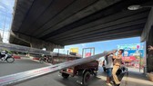 CSGT TPHCM xử lý nhiều xe cơ giới 3 bánh và xe thô sơ 3, 4 bánh lưu thông trên đường. Ảnh: C.T