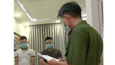 Công an đọc quyết định bắt giữ Bạch cùng đồng bọn