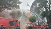 Lực lượng chức năng chữa cháy trên đường Hai Bà Trưng, quận 3, TPHCM vào chiều 26-11. Ảnh: CHÍ THẠCH