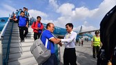 Đông đảo người hâm mộ chào đón đội tuyển bóng đá nam về nước