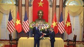 Đại diện Vietnam Airlines và đại diện Tập đoàn Sabre ký kết thỏa thuận trước sự chứng kiến của Tổng Bí Thư, Chủ tịch Nước Nguyễn Phú Trọng và Tổng thống Donald Trump