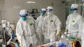 Các bác sĩ bệnh viện Chợ Rẫy đang khám chữa bệnh cho bệnh nhân tại Bắc Giang