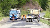 Mặt đường đèo Mimosa bị xuống cấp đang được sửa chữa