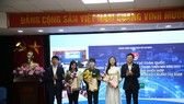 Ban tổ chức trao giải thưởng cho các tác giả có tác phẩm đoạt giải báo chí toàn quốc viết về công tác đoàn