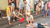 Sau tiếng nổ lớn, người đàn ông nằm gục dưới chân chung cư HH Linh Đàm