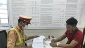 Phạt 7 triệu đồng và tước giấy phép lái xe 3 tháng đối với tài xế quay xe trên cao tốc