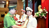 Bộ trưởng Bộ Công an Tô Lâm trao quyết định cho Thứ trưởng Trần Quốc Tỏ