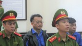 Bị cáo Vinh (ngồi giữa) trong phiên phúc thẩm sáng nay