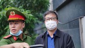 Bị cáo được đưa vào phòng xét xử. Ảnh: ĐỖ TRUNG