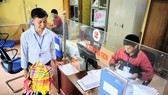 Ảnh minh hoạ, trong ảnh là Phó Bí thư Thường trực Đảng ủy xã Lao Chải Giàng A Hù (một trong những đội viên Dự án 600 trí thức trẻ về xã nghèo của tỉnh Yên Bái) tiếp dân vào mỗi sáng. Ảnh: ĐỖ TRUNG