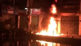 Say rượu, châm lửa vào chai chứa xăng quăng xuống đường