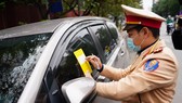 Hà Nội: Tài xế bất ngờ khi bị CSGT dán thông báo phạt nguội lên ôtô