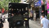 Cơ quan chức năng khám xét cửa hàng của Công ty Nhật Cường