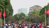 Hàng nghìn người du xuân ở hồ Hoàn Kiếm
