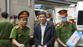 Bị cáo Mai Văn Tinh được đưa tới tòa. Ảnh: ĐỖ TRUNG